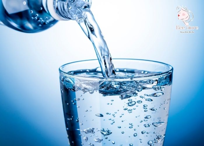 Uống nước mùa đông giúp môi không bị khô