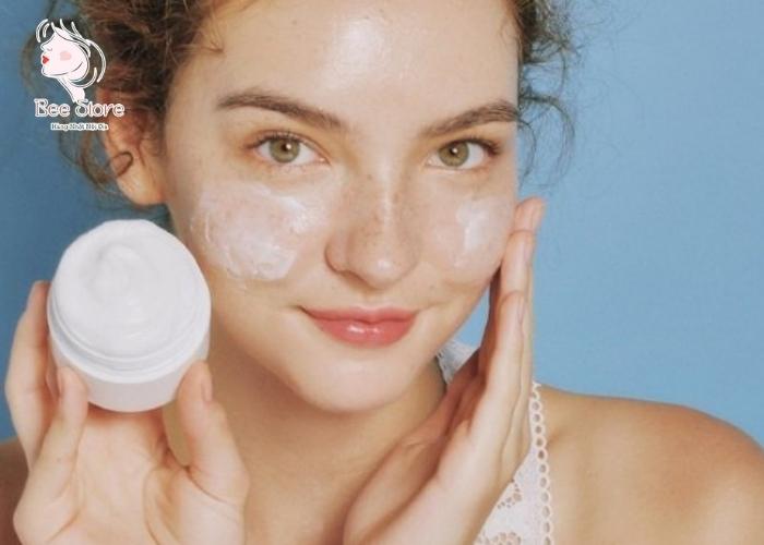 Kem dưỡng ẩm tốt cho da dầu mụn nên tránh dạng cream hoặc oil