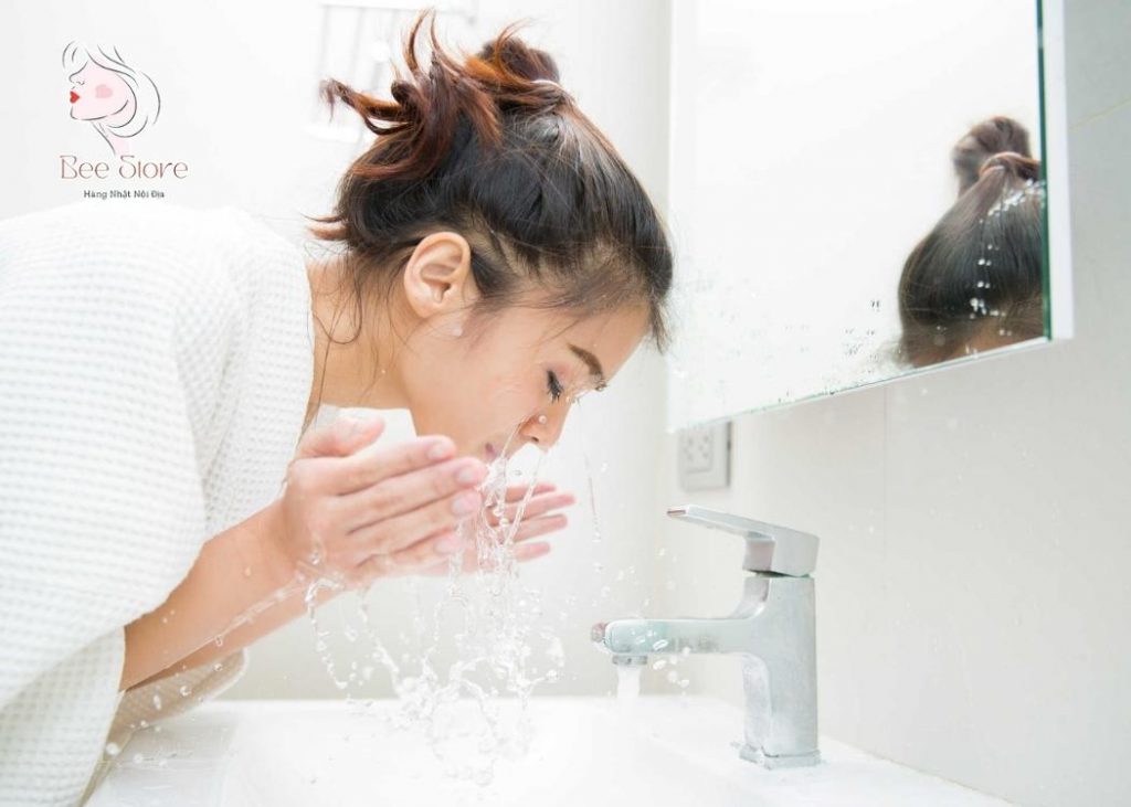 da dầu mụn nên rửa mặt 1 - 2 lần/ngày với sữa rửa mặt