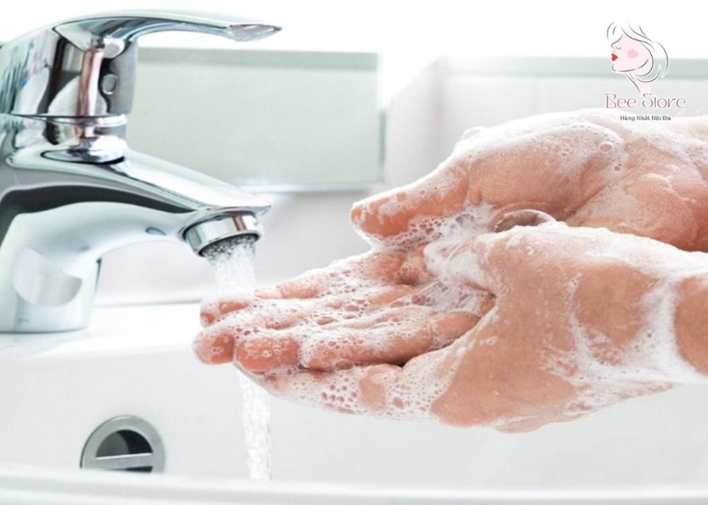 cần rửa tay sạch trước khi rửa mặt